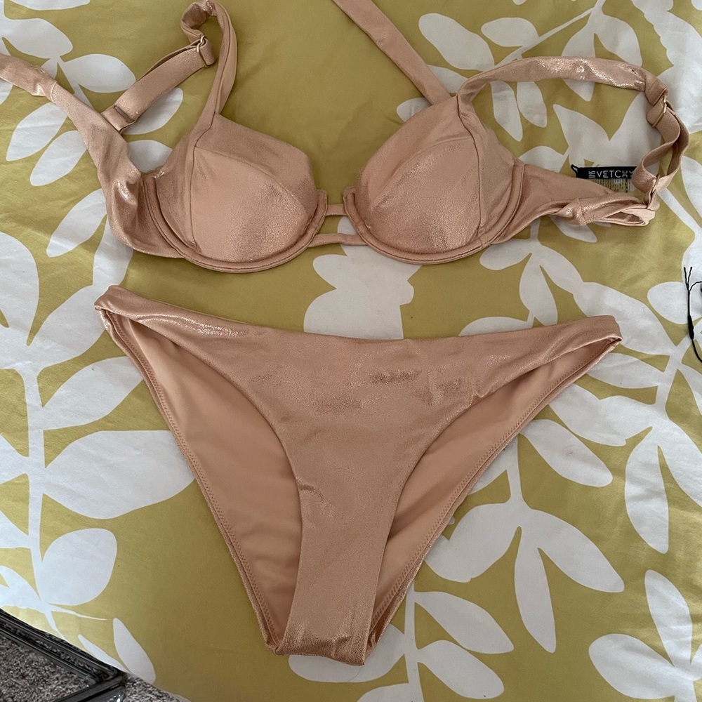 Vetchy gold suit